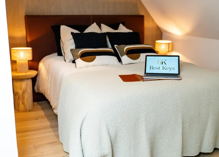 Velvet - Best Keys - Maison Duplex Elegante - Plein Centre Ville - Deco Minimaliste & Cosy - Literie Haut De Gamme - 2 Chambres Separees - Lit Queen Size & 1 Canape Convertible - Smart Tv - Wifi Fibre - Check-In Autonome