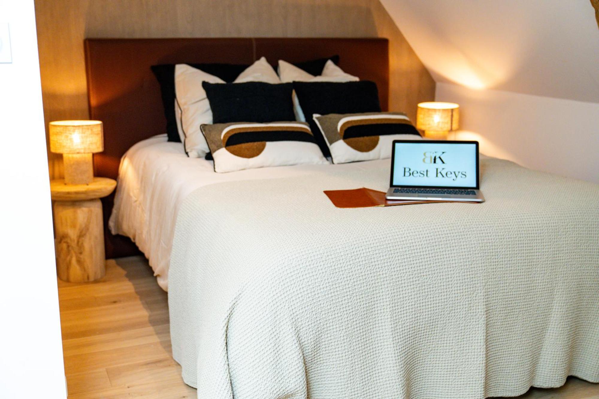 Velvet - Keys - Maison Duplex Elegante - Plein Centre - Deco Minimaliste & Cosy - Literie De Gamme - 2 Separees - Lit Queen Size & 1 Canape Convertible - Smart Tv - Wifi Fibre - Check-in Autonome
