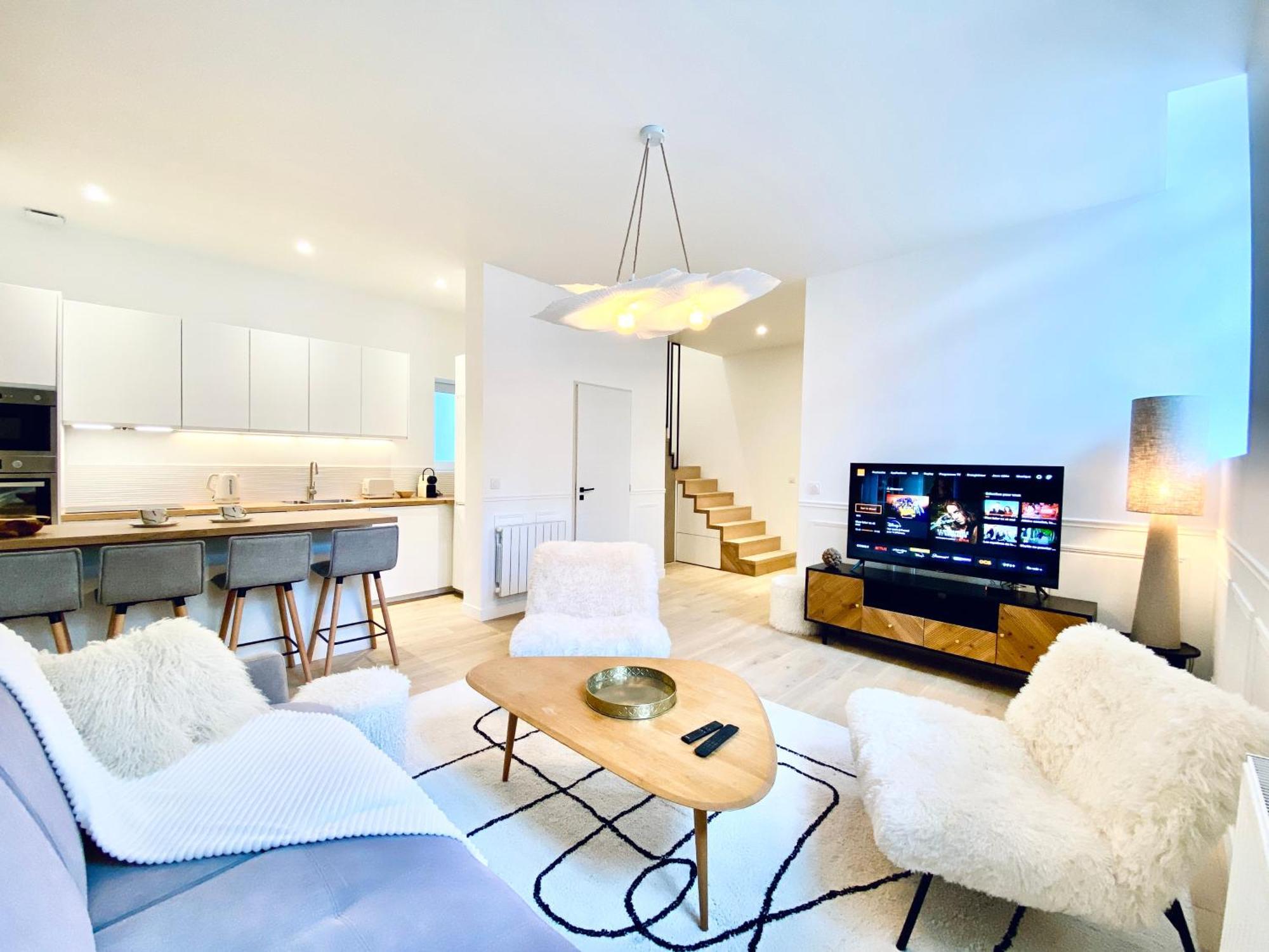 Velvet - Keys - Maison Duplex Elegante - Plein Centre - Deco Minimaliste & Cosy - Literie De Gamme - 2 Separees - Lit Queen Size & 1 Canape Convertible - Smart Tv - Wifi Fibre - Check-in Autonome Apartment *