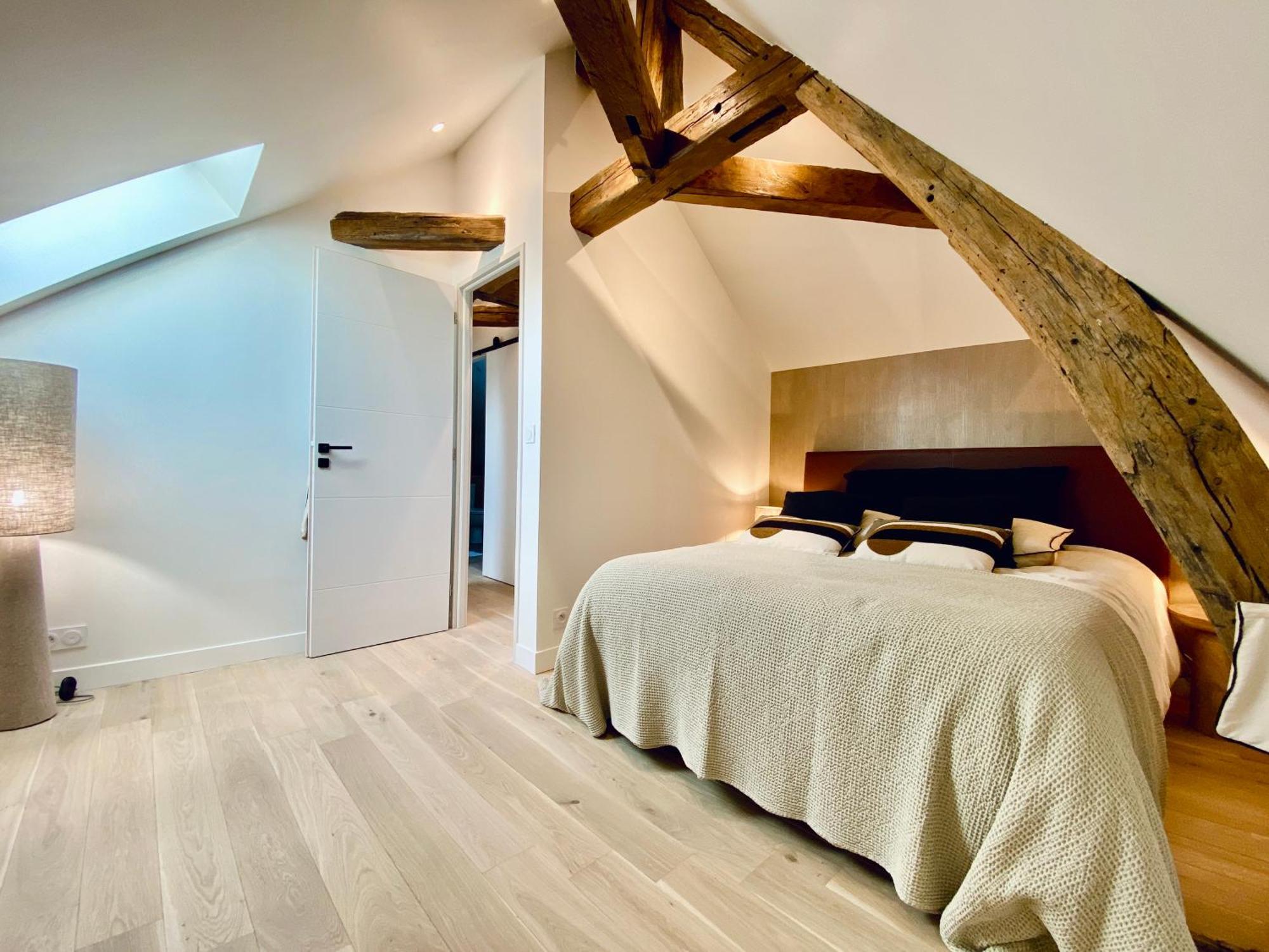 Apartment Velvet - Keys - Maison Duplex Elegante - Plein Centre - Deco Minimaliste & Cosy - Literie De Gamme - 2 Separees - Lit Queen Size & 1 Canape Convertible - Smart Tv - Wifi Fibre - Check-in Autonome